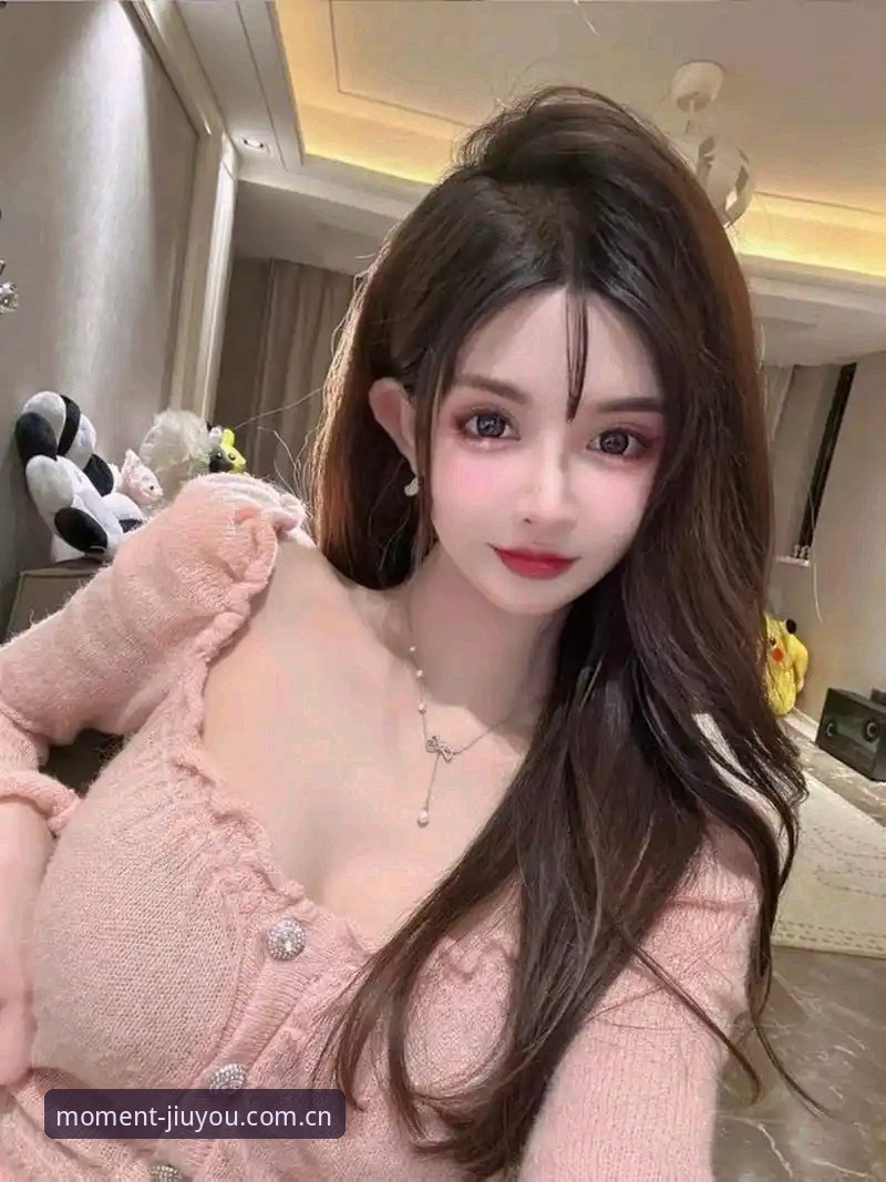 说说我自己的经历吧。上个月朋友拉我开黑，我在九游平台上玩了好一阵，顺手绑定了几个账号。结果有一天晚上，我想看看自己最近一场战斗的具体数据——KDA、伤害占比、助攻数这些细节——需要一个个去翻图，或者在游戏内置的界面里划来划去，每次刷新还卡顿好几秒。累。更烦的是，如果你想对比上个月和这个赛季的数据走势，还得自己拿笔算。说实话，那一刻我想关掉手机去睡觉了。但就在那个晚上，我看到页面上那个